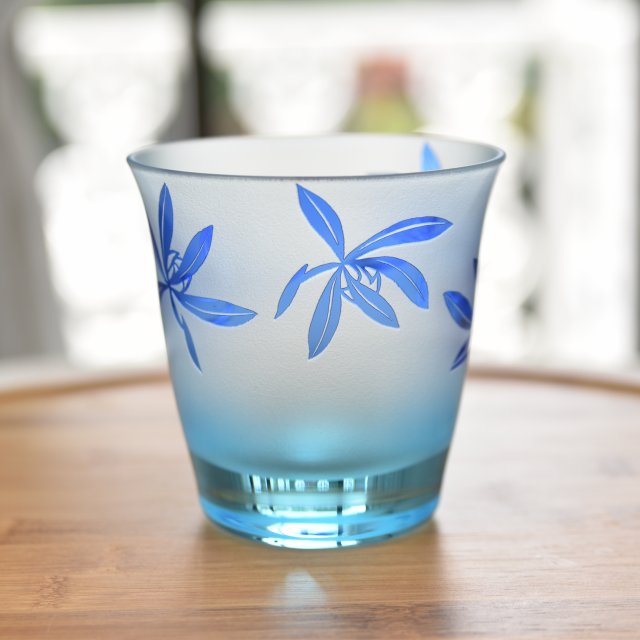 すりガラスに浮かび上がる藍色の蘭の美しさが魅力的です