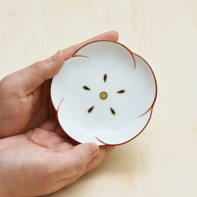 花型のフォルムが可愛らしい豆皿です。テーブルをさり気なく明るくするような小皿です。