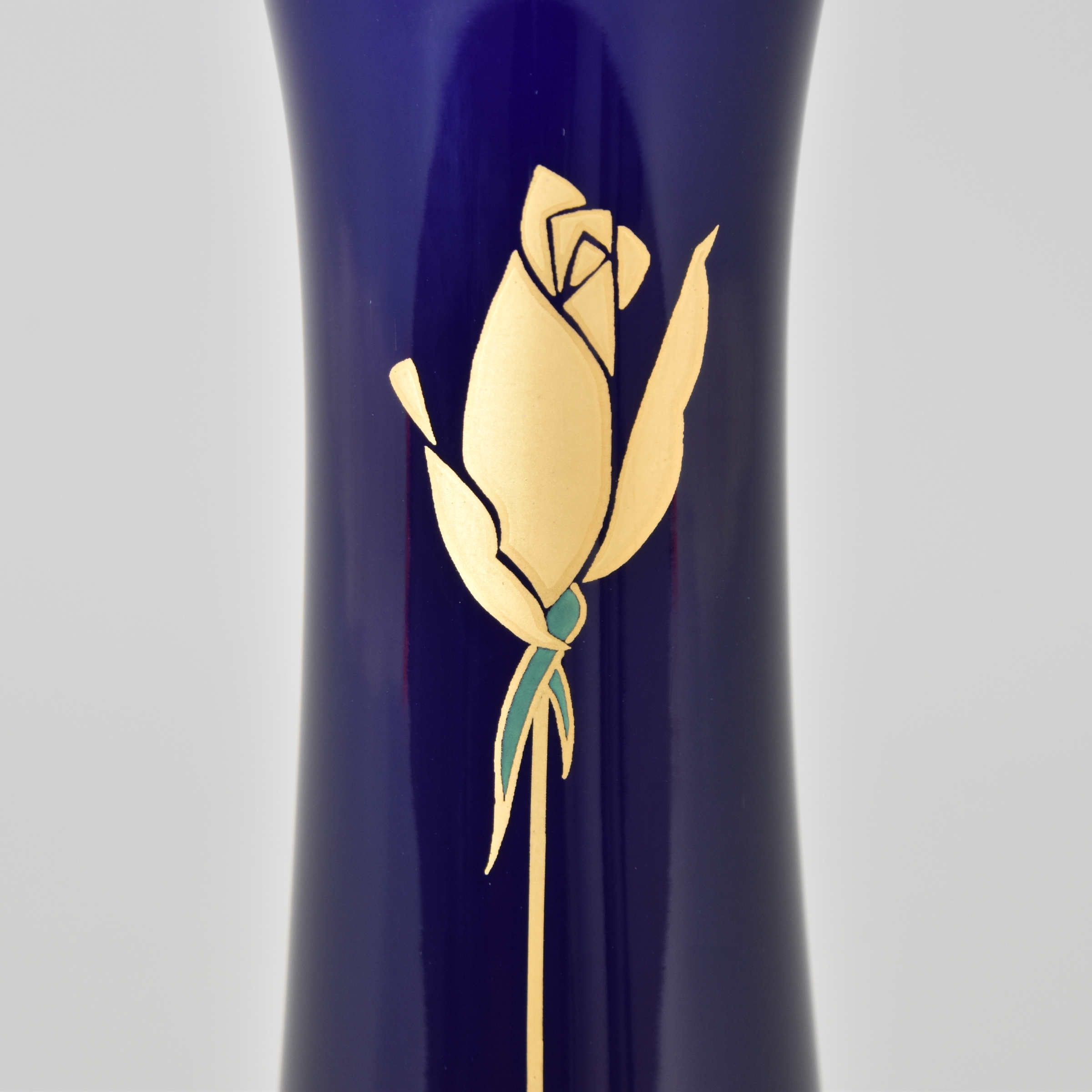 花瓶の高台は金のデザインがあります。底面の径は約7cmあります。