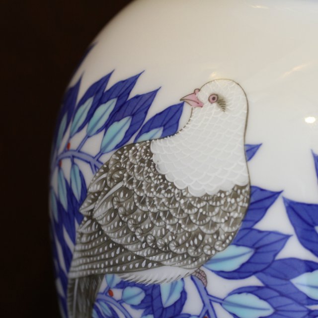 平和の象徴”鳩”のデザイン。鳩の羽の一枚一枚まで丁寧に描かれています。