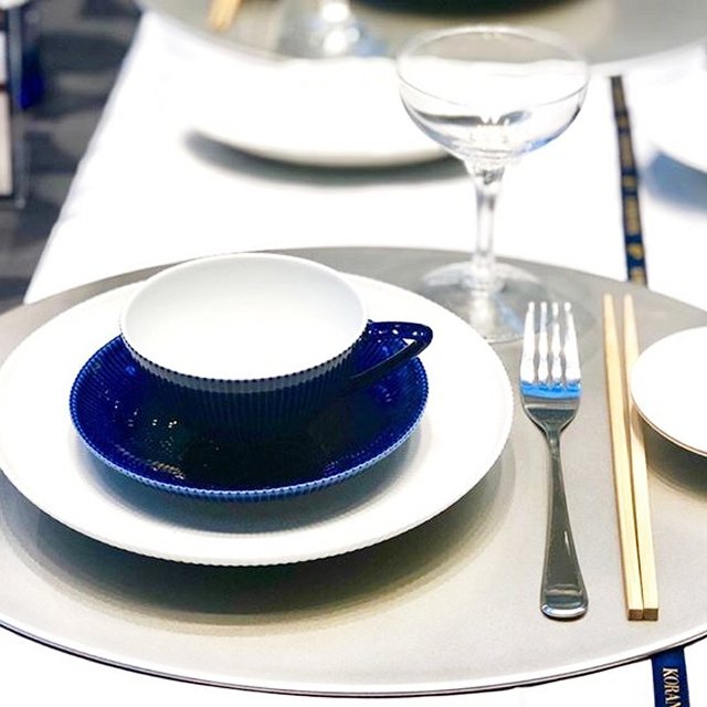 テーブルコーディネートのご参考です。香蘭ブルーともいわれる美しい瑠璃色が凛として素敵です。