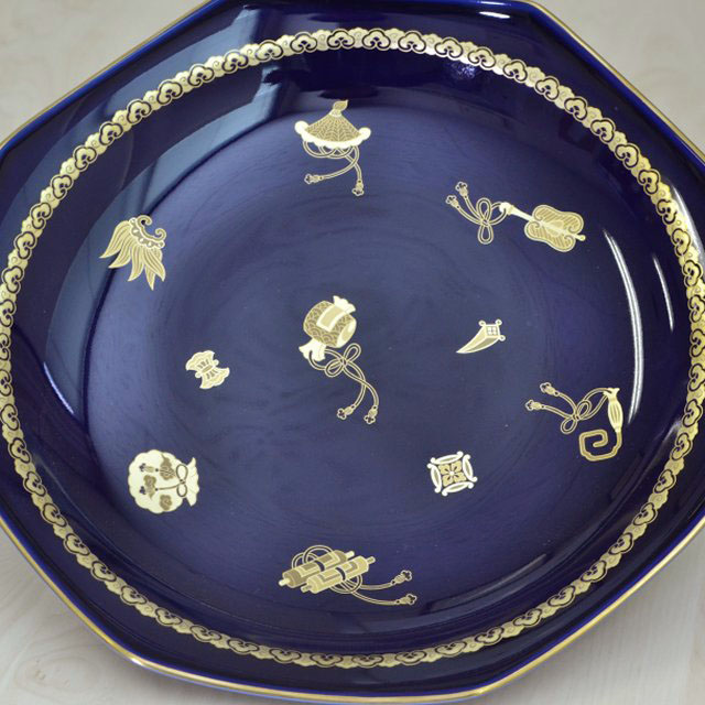 お皿の縁は金彩がまかれ、更に内側には雲地紋のデザインがあります。