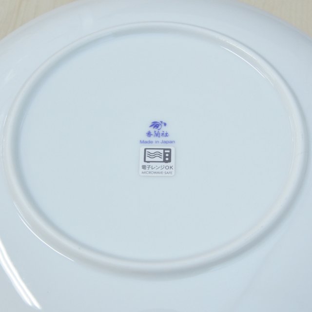 お皿の裏側には香蘭社のマークがあります。レンジ対応可能のシールを貼ってお届けします。