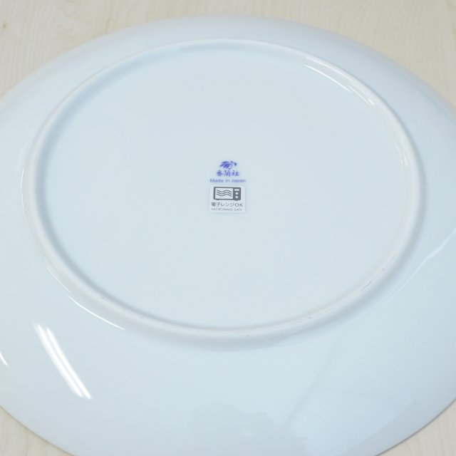 お皿の裏面には香蘭社のマークがあります。電子レンジ対応可能のシールをつけてお届けいたします。