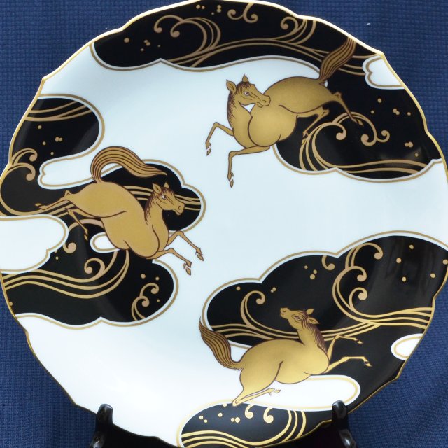 デザインのアップです。それぞれの馬の表情まで細かくこだわっています。飾り皿の縁はまっすぐではなく波を打ったような形状です。