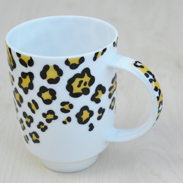 しっかりと持ちやすい形状のマグカップです。持ち手にもデザインがあります。