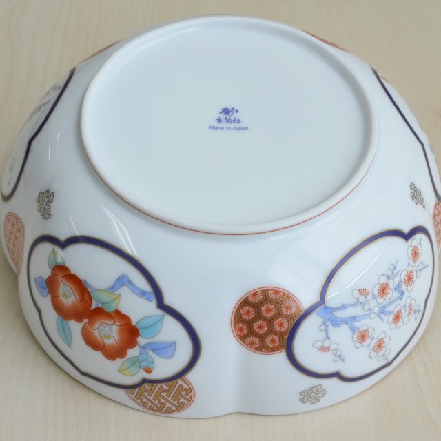 鉢の底面には香蘭社のマークがあります。高台には赤いラインがあります。梅と椿のデザインもあります。