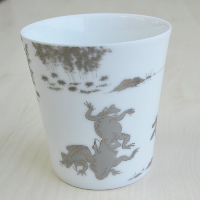 飲み口あたりには香蘭社の伝統的なデザイン”竹林”が描かれています。相撲観戦を楽しんでいる蛙がユーモラスにデザインされています。