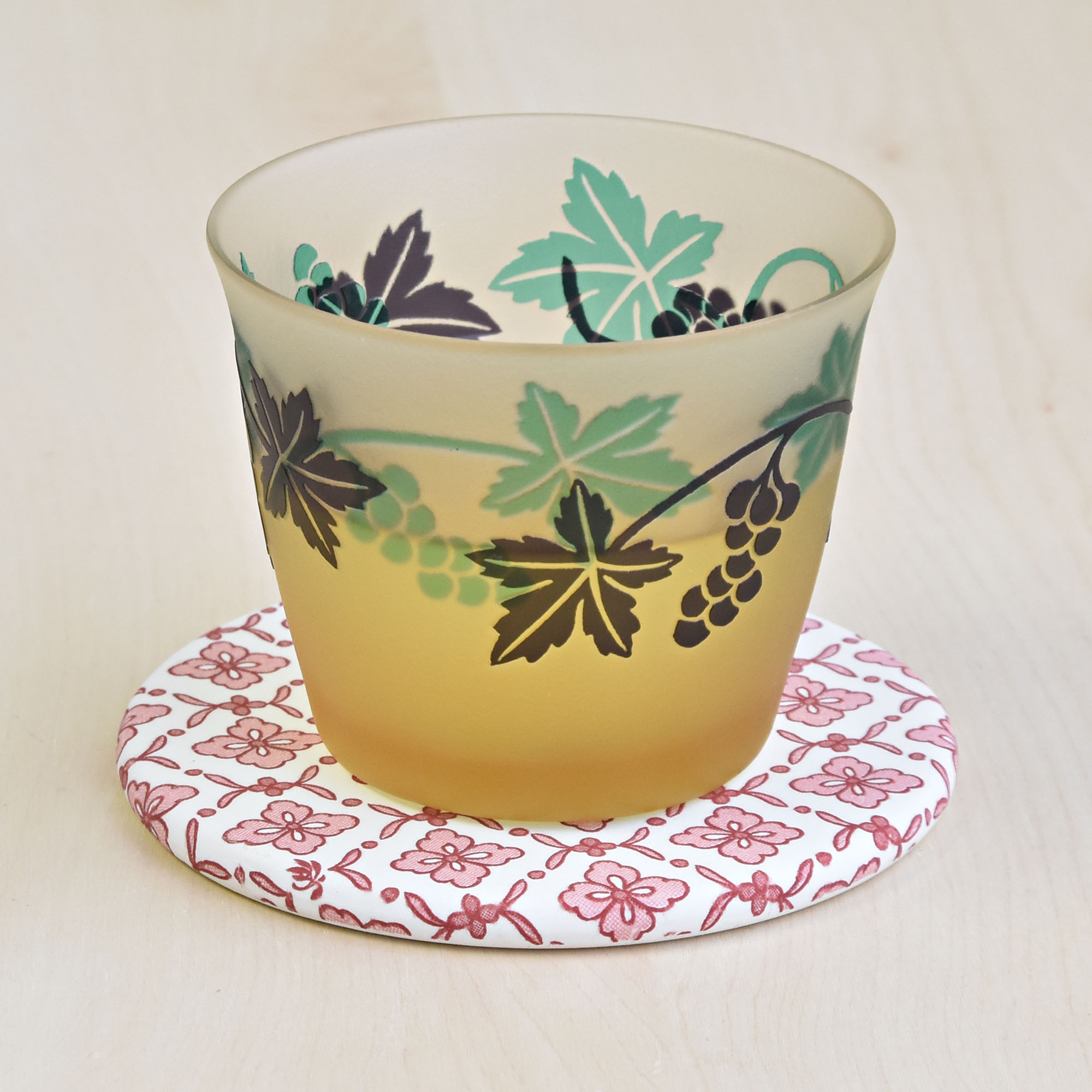 別売りの春蘭・冷茶碗5客セット【商品コード1320-OCK】に合わせて使ってみました。夏のおもてなしにいいですね。