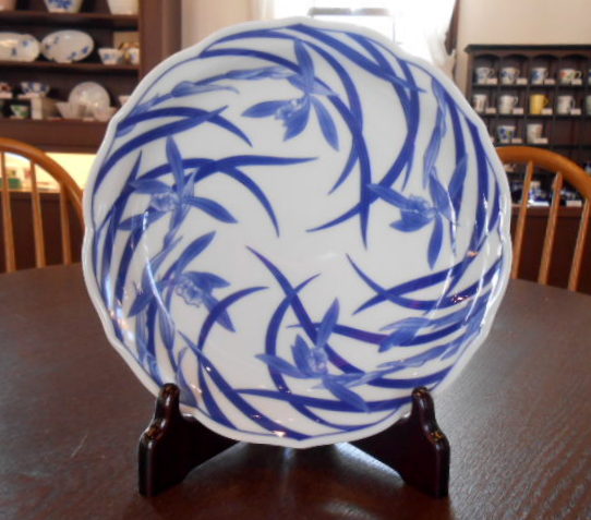 参考画像の商品は、「藍蘭花・中皿揃」
藍色の器が、硝子との組み合わせで夏の装いとしてインテリアにも♪