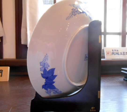 高価な器をしっかりと支えてくれる、木製の皿立てです
参考画像は、明治期・献上品の復刻品「染付雲麒麟・大皿」