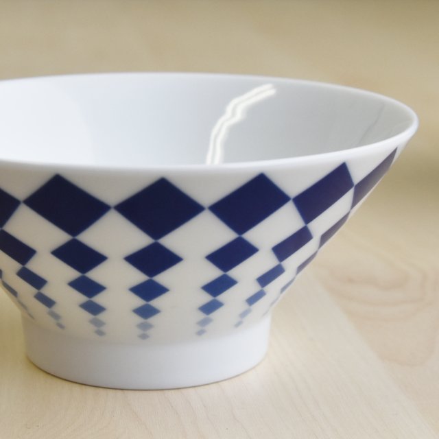 飯碗の下の方に行くにつれブルーのデザインが薄くなっています。奥行き感のあるデザインでお洒落です。規則的に並んだデザインは大きめの飯碗をすっきさせています。