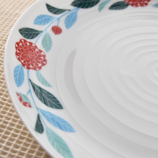 お皿の表面はまっすぐではなく波紋が広がったような形状になっています。縁の方に描かれた可愛らしいダリアのデザインはお料理を引き立ててくれます。