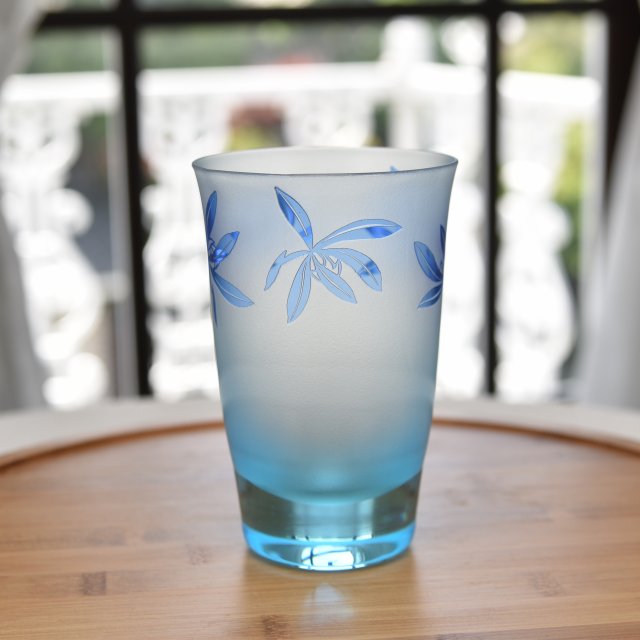 すりガラスに浮かび上がる藍色の蘭の美しさが魅力的です。