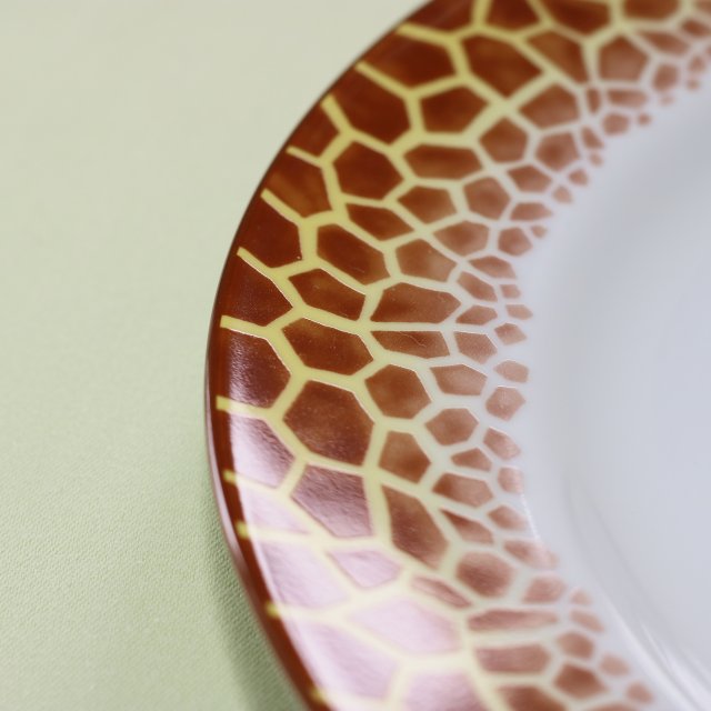 お皿のリムの部分はジラフのデザインが約4センチ幅あります。