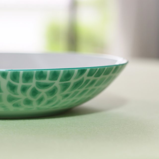お皿の周り部分はクロコダイルのデザインがあります。