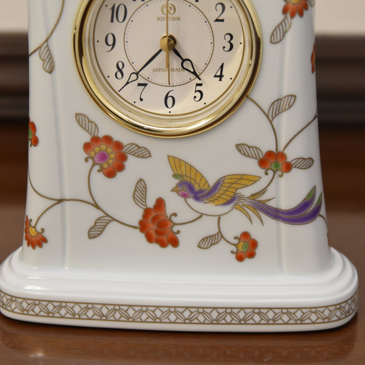 時計の下には羽ばたく鳳凰のデザインがあります。