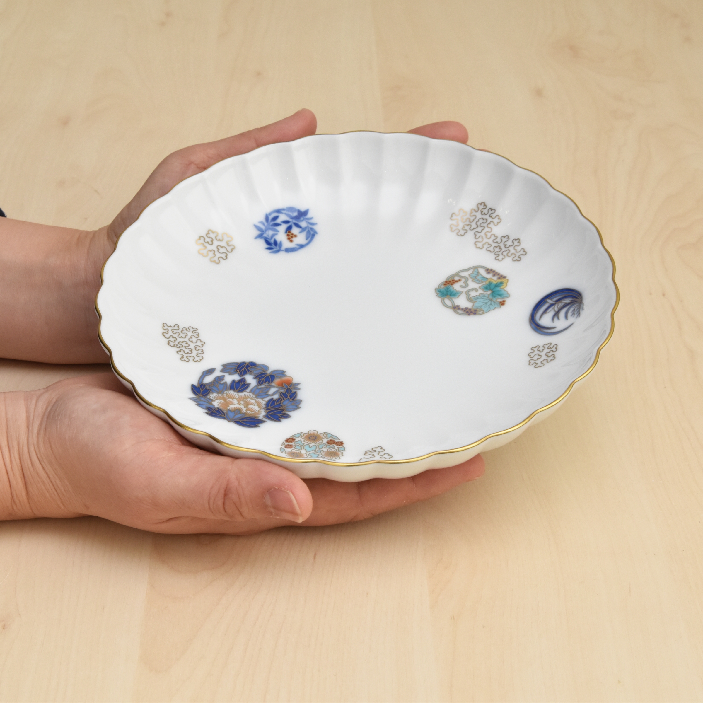 お皿は菊型になっていて、おしゃれです。取皿にしたりおひとり様分のおかずを入れたり使い勝手の良いサイズです。