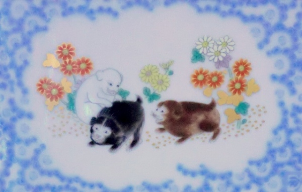 こちらは「染錦遊犬の図」の陶額(参考)
3匹の毛並も丁寧に描かれています