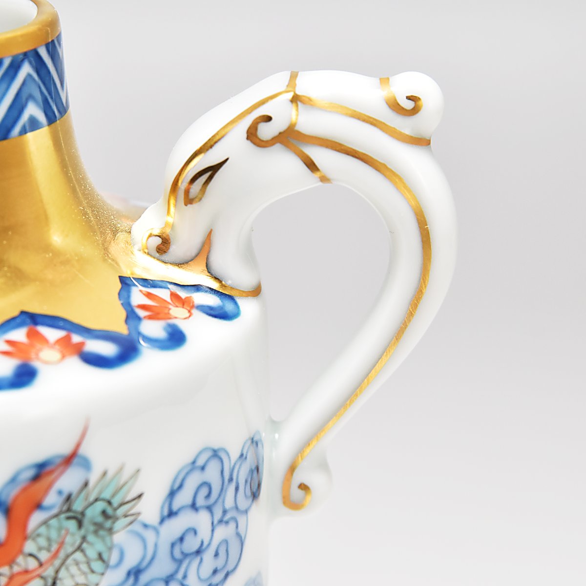 花瓶の装飾部分は金彩で龍の模様になっています。