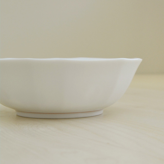 鉢の外側のはまん丸ではなくわずかに多角形の様になっており、滑りにくく持ちやすい形状となっています。