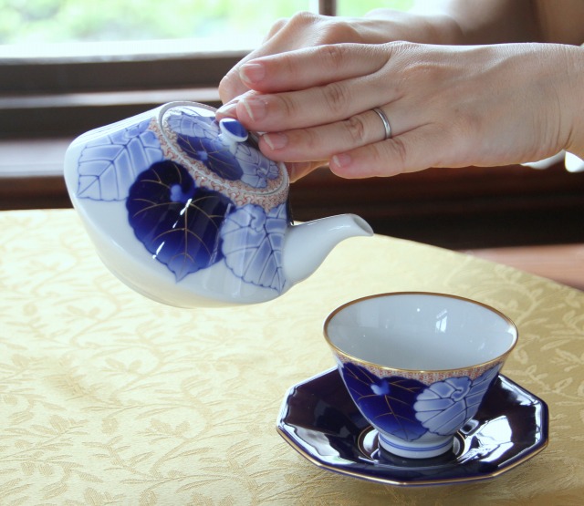 最高のおもてなしを演出♪
香蘭社が自信をもってお勧めする「愁海棠」の小ぶりの茶器揃です