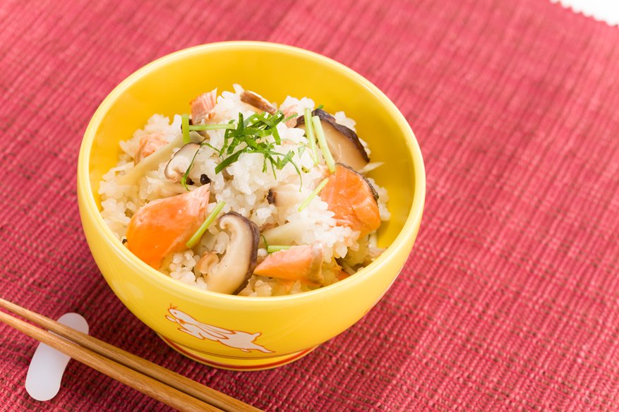 秋鮭とたっぷりきのこの炊き込みご飯の作り方